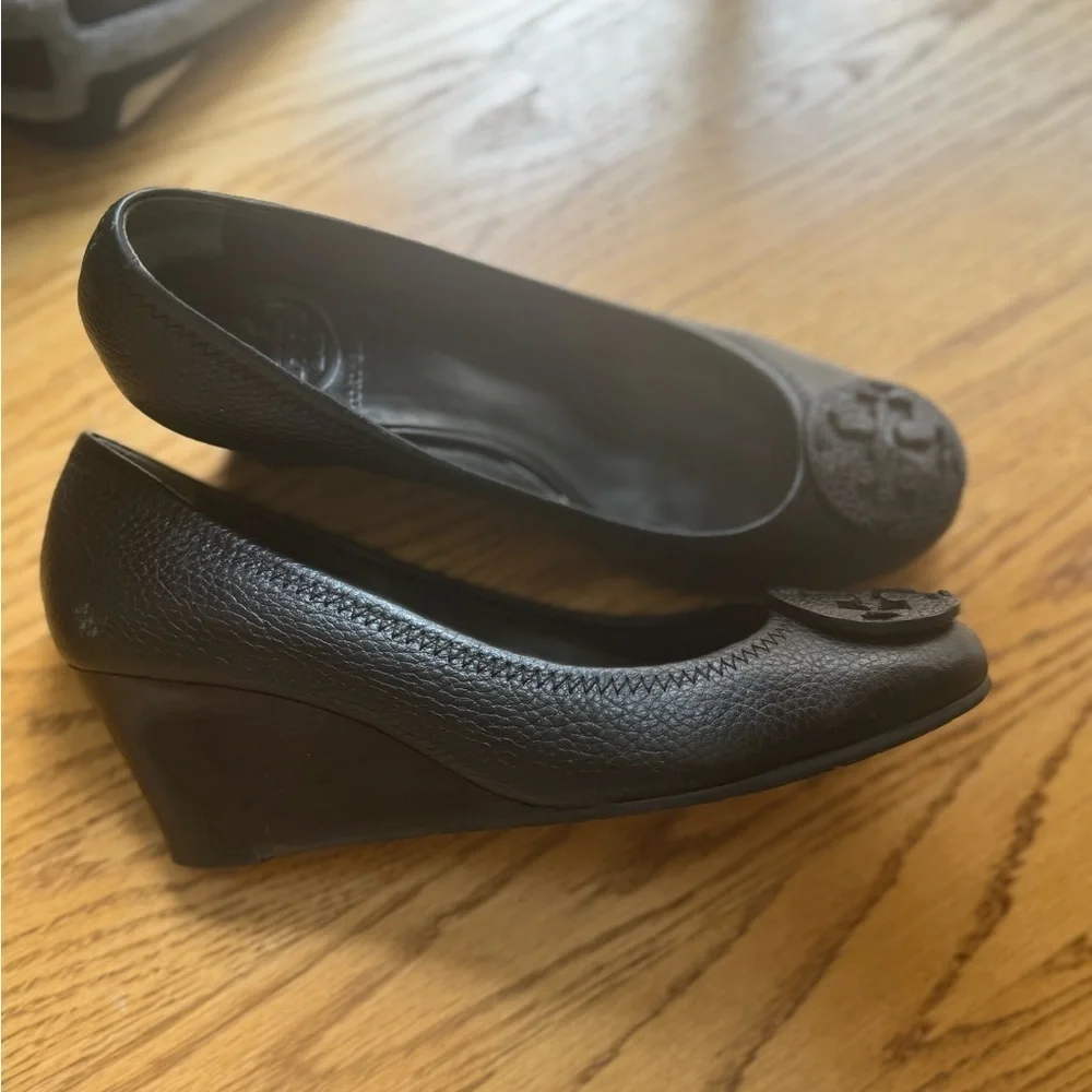 Tory Burch Black Leather Wedge Pumps – Size 8 | Logo Cap Toe